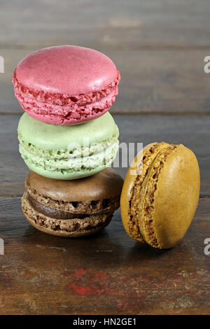 Haufen von bunten Macarons auf hölzernen Hintergrund Stockfoto