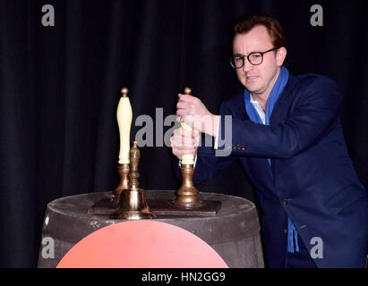 Francis Boulle und Katy Reece Teilnahme an Centrepoints ultimative Pub Quiz Spendenaktion 2017 auf Village Underground in Shoreditch, London statt. Erlös aus der Veranstaltung hilft obdachlosen Jugendlichen einen sicheren Ort zu bleiben, sowie wichtige Unterstützung bei der Verbesserung ihrer psychischen und physischen Gesundheit und eine Route in Ausbildung oder Arbeit zu finden. PRESSEVERBAND Foto. Bild Datum: Sonntag, 7. Februar 2016. Bildnachweis sollte lauten: Ian West/PA Wire Stockfoto