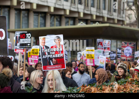 LONDON - 4. Februar 2017: Politische Demonstranten Teilnahme an kein MUSLIM Verbot Demonstration gegen Präsident Donald Trump Verbot von Menschen aus 7 Stockfoto