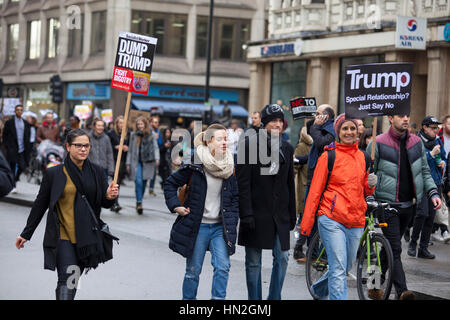 LONDON - 4. Februar 2017: Politische Demonstranten Teilnahme an kein MUSLIM Verbot Demonstration gegen Präsident Donald Trump Verbot von Menschen aus 7 Stockfoto