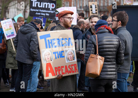 LONDON - 4. Februar 2017: Politische Demonstranten Teilnahme an kein MUSLIM Verbot Demonstration gegen Präsident Donald Trump Verbot von Menschen aus 7 Stockfoto