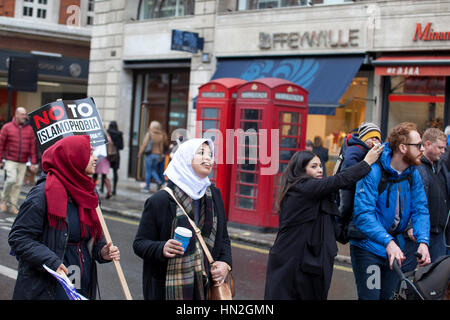 LONDON - 4. Februar 2017: Politische Demonstranten Teilnahme an kein MUSLIM Verbot Demonstration gegen Präsident Donald Trump Verbot von Menschen aus 7 Stockfoto