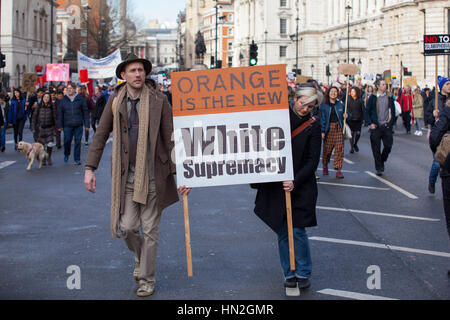 LONDON - 4. Februar 2017: Politische Demonstranten Teilnahme an kein MUSLIM Verbot Demonstration gegen Präsident Donald Trump Verbot von Menschen aus 7 Stockfoto