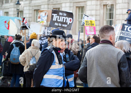 LONDON - 4. Februar 2017: Politische Demonstranten Teilnahme an kein MUSLIM Verbot Demonstration gegen Präsident Donald Trump Verbot von Menschen aus 7 Stockfoto