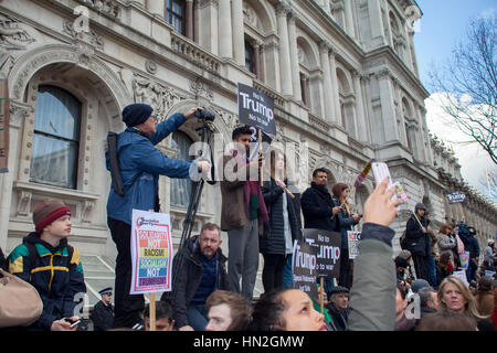 LONDON - 4. Februar 2017: Politische Demonstranten Teilnahme an kein MUSLIM Verbot Demonstration gegen Präsident Donald Trump Verbot von Menschen aus 7 Stockfoto