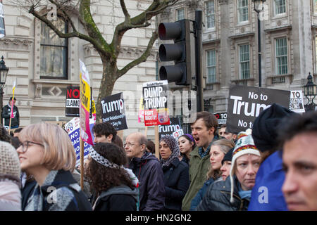 LONDON - 4. Februar 2017: Politische Demonstranten Teilnahme an kein MUSLIM Verbot Demonstration gegen Präsident Donald Trump Verbot von Menschen aus 7 Stockfoto