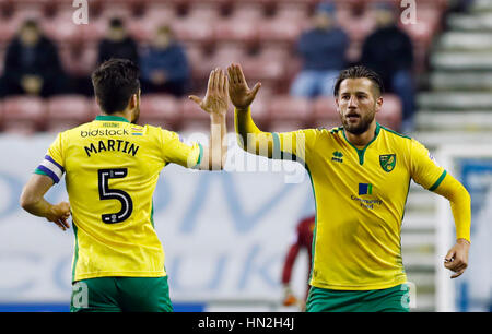 Norwich City Mitchell Dijks feiert Tor seiner Mannschaft zweite des Spiels mit Russell Martin während der Himmel Bet Meisterschaftsspiel bei der DW-Stadion, Wigan. Stockfoto