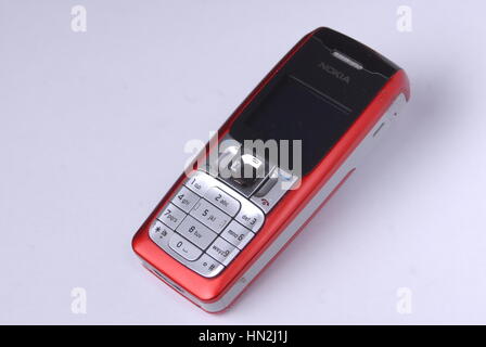 Red Nokia Mobiltelefon auf weißem Hintergrund Stockfoto