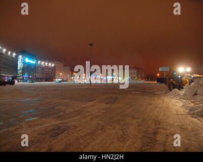 Das Ergebnis der Arbeit von Schneepflüge: Clear den Bereich vor dem Einkaufszentrum nach einem Schneesturm. Voronezh,Russia.Jan. Stockfoto