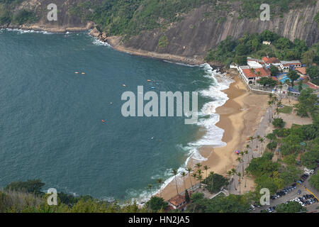 Rio De Janeiro, Brasilien. 10. Juni 2016. Luftbild von Praia Vermelha aus den Zuckerhut. Kayekers genießen Sie am Morgen in seinem einsamen Strand an der Mündung Stockfoto