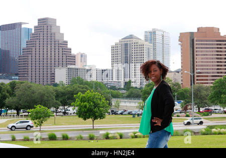 Porträt der schönen African American Woman auf die Innenstadt von Austin, Texas, USA-Hintergrund Stockfoto
