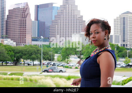 Porträt der schönen African American Woman auf die Innenstadt von Austin, Texas, USA-Hintergrund Stockfoto