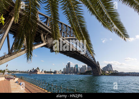 Die Sydney Harbour Bridge und das Opernhaus betrachtet von Milsons Point, Sydney, Australien. Stockfoto
