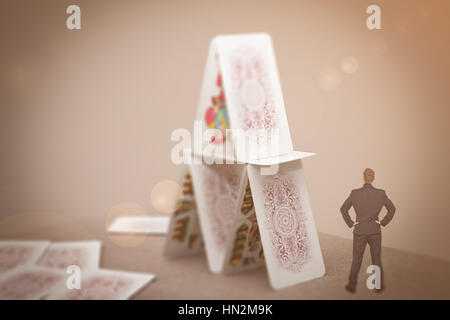 kleine Unternehmer stehen in der Nähe von Kartenhaus Stockfoto