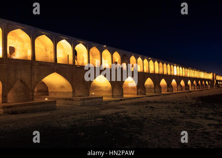 Nachtansicht von Si-o-Seh Pol, auch genannt die Brücke der 33 Bögen, Isfahan, Iran Stockfoto