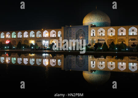 Nachtansicht der Sheikh Lotfollah-Moschee bei Naqsh-e Jahan Quadrat in Isfahan, Iran Stockfoto