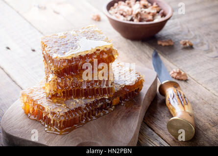 Organische Rohstoffe Waben auf Holzbrett, reine natürliche Süße Güte Stockfoto