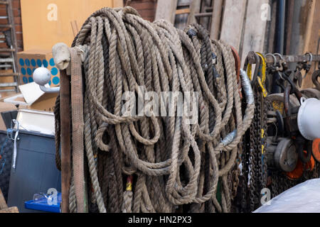 Seile und Ketten in der Werkstatt Stockfoto