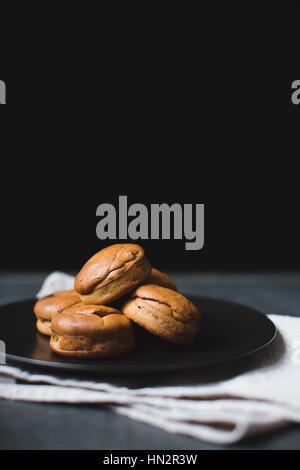 Erdnussbutter-Muffins auf dunkle Platte Stockfoto