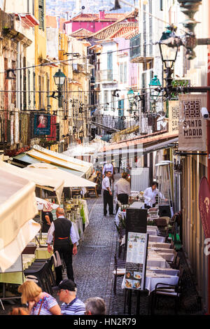 Zona Velha Altstadt laufen de Santa Maria Straße und Restaurants, Funchal, Madeira Stockfoto