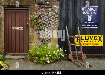 Carrog, Wales, UK - Juli 2012: Station Master Office bei Carrog Station und Vintage Zeichen Teil der Llangollen Eisenbahn Gesellschaft Stockfoto