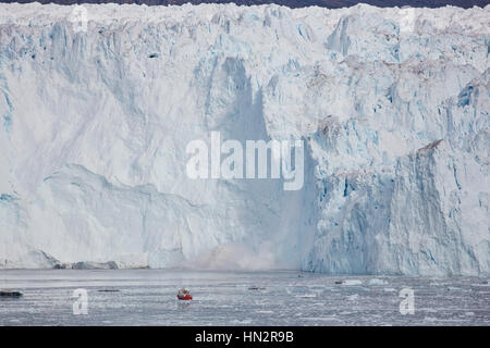 Touristenboot vor Eqi Gletscher Grönland Stockfoto