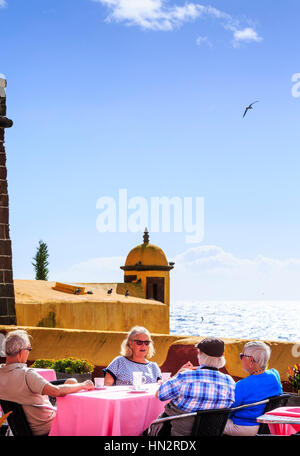 außen Sommercafé im Museu de Arte Contemporânea - Fortaleza de Santiago, Funchal, Madeira Stockfoto