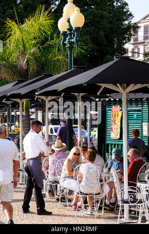 Strandpromenade Promenade Café mit Kellner, Funchal, Madeira Stockfoto