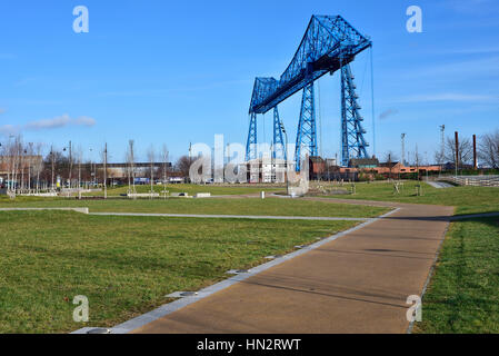Die Schwebefähre über dem River Tees, Middlesbrough, mit Picknick-Bereich vor Stockfoto