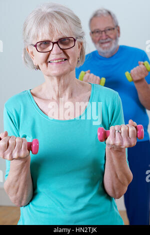 Älteres paar Fitness Klasse mit Gewichten Stockfoto