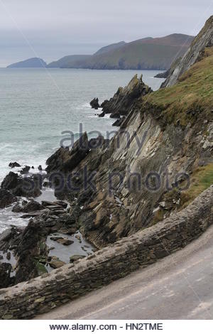 Irland in seiner ganzen Schönheit: Irland in seiner ganzen Schönheit, wie den Atlantik Wellen auf die Felsen in der Nähe der Great Blasket Island vor der Küste von Kerry ein Stockfoto