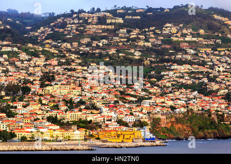 Blick auf Funchal aus dem Meer in der Abenddämmerung einschließlich Museu de Arte Contemporânea - Fortaleza de Santiago, Madeira Stockfoto