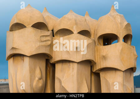 Barcelona, Gaudí ist die Pedrera (Casa Mila) auf dem Dach mit seiner ungewöhnlichen Schornsteine, Katalonien, Spanien Stockfoto