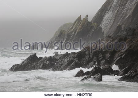 Irland in seiner ganzen Schönheit, wie den Atlantik Wellen auf die Felsen in der Nähe der Great Blasket Island vor der Küste von Kerry und die Dingle Halbinsel. Stockfoto