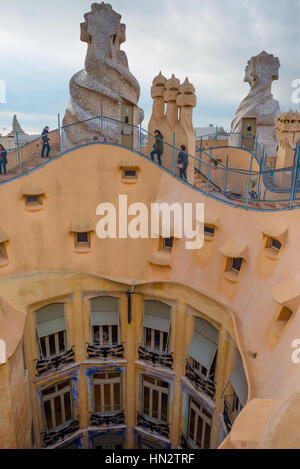 Barcelona, Gaudí ist die Pedrera (Casa Mila) auf dem Dach mit seiner ungewöhnlichen Schornsteine, Katalonien, Spanien Stockfoto