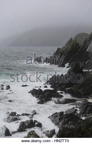 Irland in seiner ganzen Schönheit: Irland in seiner ganzen Schönheit, wie den Atlantik Wellen auf die Felsen in der Nähe der Great Blasket Island vor der Küste von Kerry ein Stockfoto