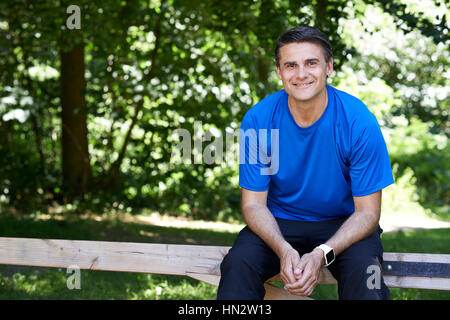 Reifer Mann ruht während des Trainings In Landschaft Stockfoto