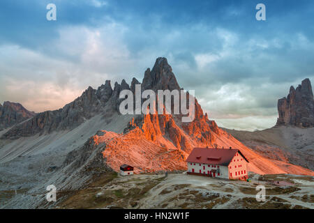 Tre Cime di Lavaredo in einer wunderschönen Umgebung in den Dolomiten bei Sonnenuntergang in Italien, Europa (Drei Zinnen) Stockfoto