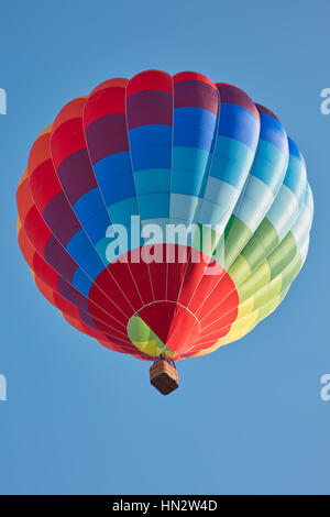 Heißluft-Ballon, bunte Aerostat am strahlend blauen Himmel an einem sonnigen Tag Stockfoto