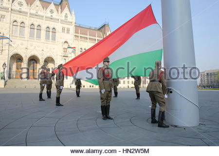 Ungarische Soldaten führen eine Flagge Zeremonie in den Houses of Parliament in Budapest Stockfoto