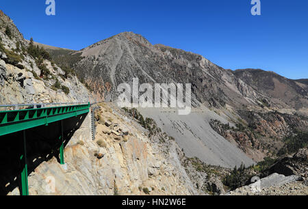 Der Tioga Pass, Yosemite-Nationalpark - fotografiert nach Osten entlang der California State Route 120, durch die Berge der Sierra Nevada. Stockfoto