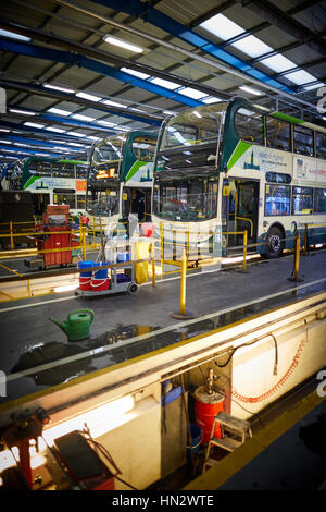 Wartung der Flotte von aufgeschlüsselt doppelte Decker Busse bei Stagecoach Betreiber Wythenshawe Busdepot in Manchester, England, UK Stockfoto