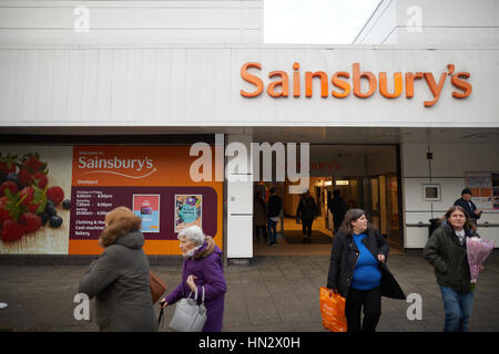 Stumpf Wintertag zeigt das äußere des Stockport Stadtzentrum Sainsbury Supermarkt in Cheshire, England, UK. Stockfoto