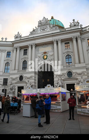 Weihnachtsmarkt-Ständen auf Michaeler, Hofburg, Wien, Österreich, Europa Stockfoto