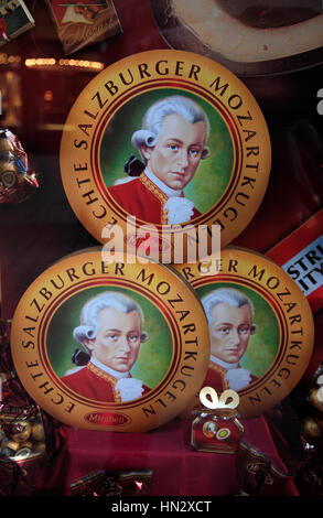 Souvenirshop mit Mozartkugeln, Mozartkugeln aus Chocolade, Österreich, Europa Stockfoto