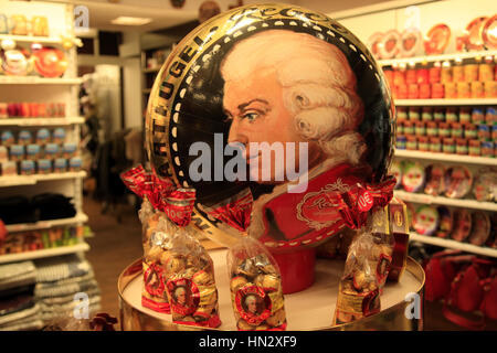 Souvenirshop mit Mozartkugeln, Mozartkugeln aus Chocolade, Österreich, Europa Stockfoto