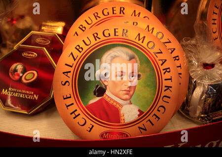 Souvenirshop mit Mozartkugeln, Mozartkugeln aus Chocolade, Österreich, Europa Stockfoto