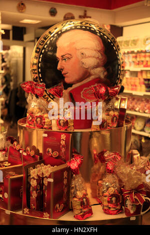 Souvenirshop mit Mozartkugeln, Mozartkugeln aus Chocolade, Österreich, Europa Stockfoto