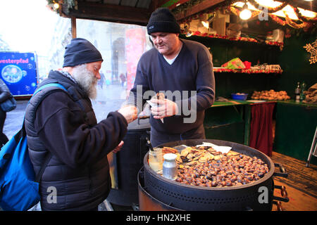 Weihnachtsmarkt am Rathausplatz, Maroni-Verkaeufer, geröstete Kastanien, Wien, Österreich, Europa Stockfoto