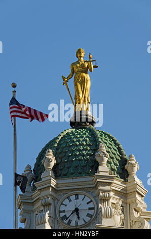 Justitia-Statue aus Bronze auf der Brooklyn Borough Hall in New York. Stockfoto